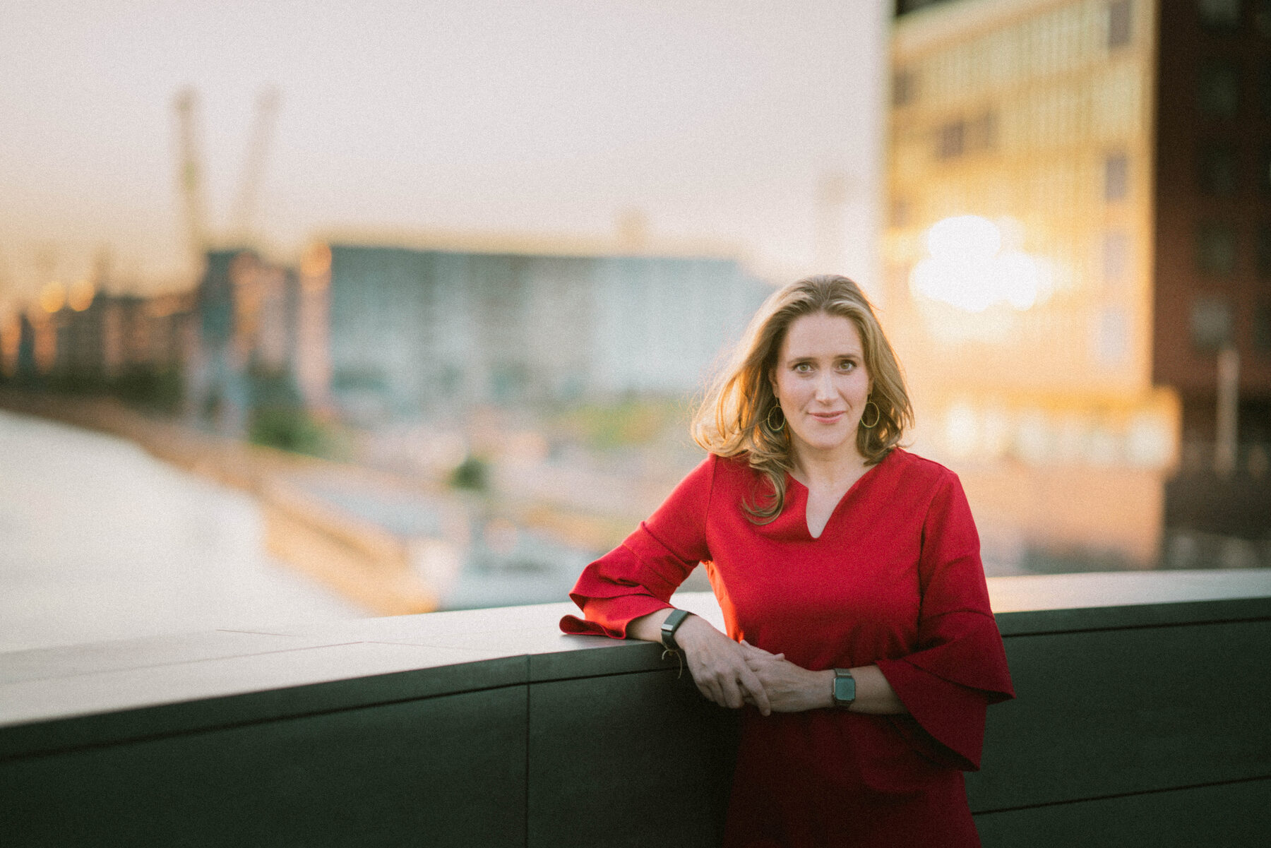 Svea Eckert am Hamburger Hafen im Abendlicht