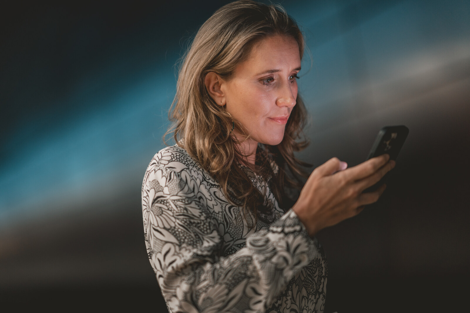 Svea Eckert schaut auf ihr Smartphone